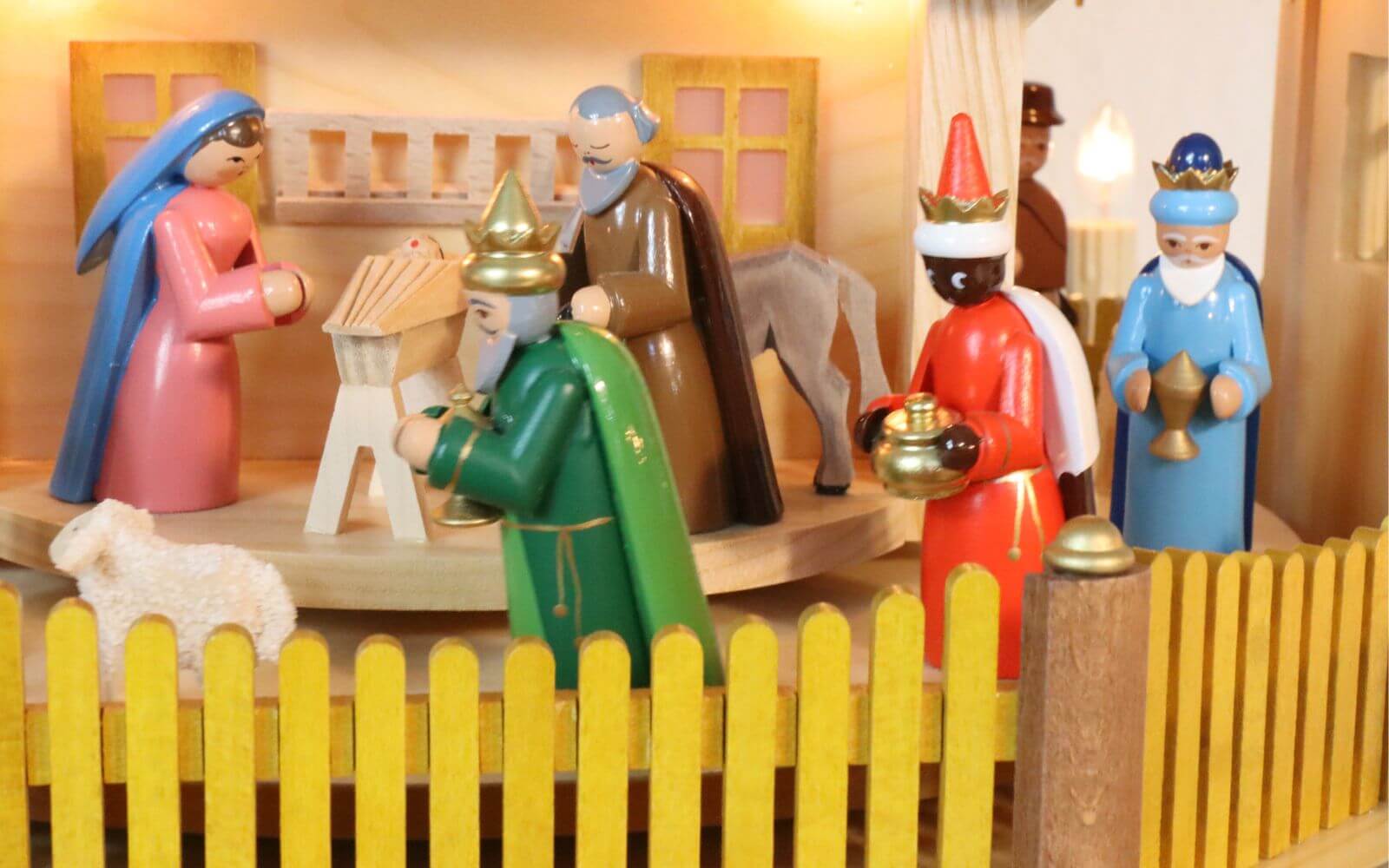 Weihnachtspyramide 3 - stöckiges Adventshaus mit Heiliger Geschichte von Richard Glässer9