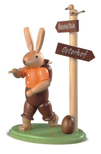 Osterhase - Wanderer am Wegweiser von Müller Kleinkunst
