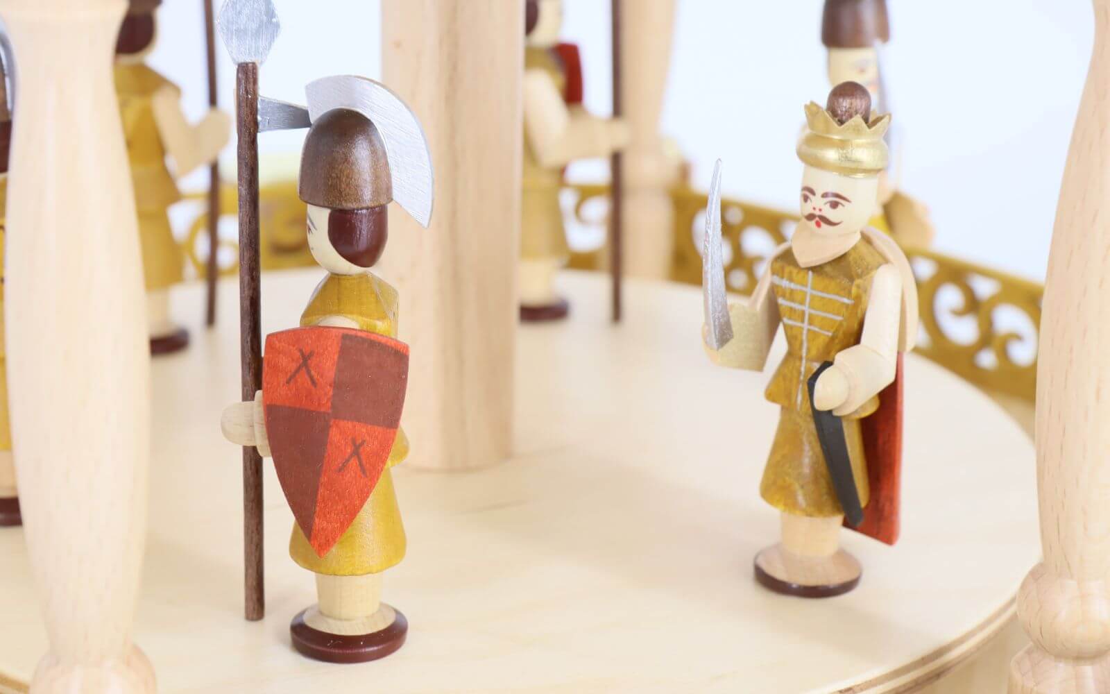 Weihnachtspyramide Christi Geburt, 4-stöckig, natur mit Goldverzierungen von Richard Glässer_2