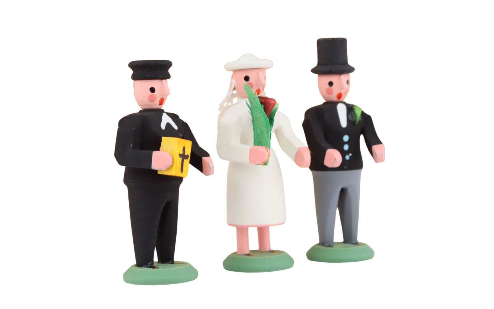 Miniatur Brautpaar mit Pfarrer, farbig, 4 cm von SEIFFEN.COM